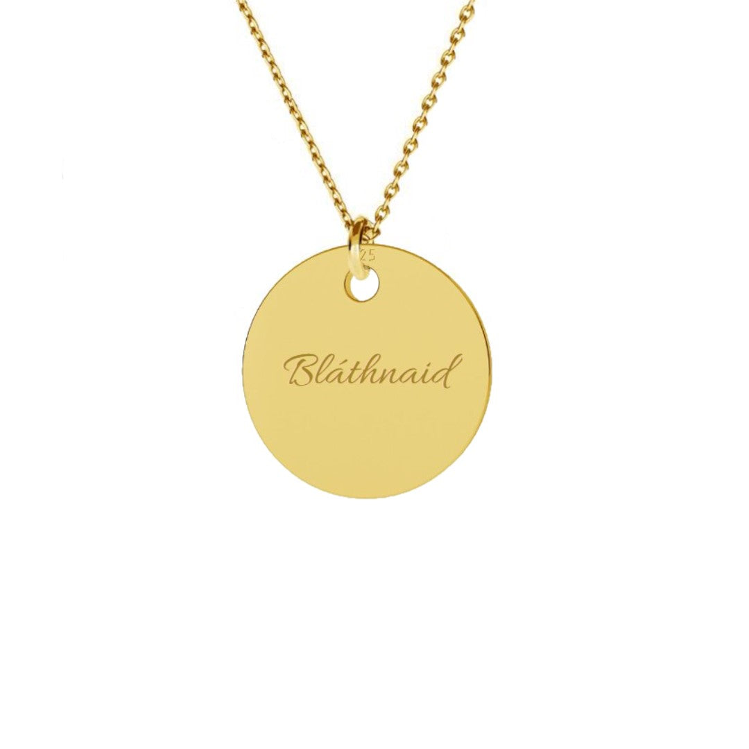 Gold-plated circular pendant with one name, a personalised and stylish accessory for everyday wear.